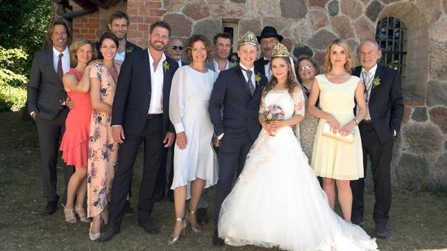 Bild: ARD/Nicole Manthey Hochzeit: Ben (Hakim Michael Meziani), Anna (Anjorka Strechel), Eliane (Samantha Viana), Christian (Marlon Putzke), Tilmann (Björn Bugri), Komparse, Sonja (Madeleine Niesche), Gregor (Wolfram Grandezka), Moritz (Felix Jordan), Komparse, Eteri (Marija Mauer), Komparse, Eva (Andrea Lüdke) und Hannes (Claus Dieter Clausnitzer) nehmen Aufstellung zum Hochzeitsfoto.