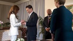 Hochzeit Dänemark: Carla (Maria Fuchs) und Gergor (Wolfram Grandezka) stecken sich die Eheringe an (mit Komparsen).