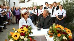 Hochzeit im Burgenland: Johanna (Brigitte Antonius) und Ferdi (Fritz von Friedl) geben sich das "Ja-Wort".