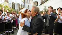 Hochzeit im Burgenland: Johanna (Brigitte Antonius) und Ferdi (Fritz von Friedl) geben sich das "Ja-Wort". Trauzeuge Theo (Frederic Böhle) fotografiert das frisch vermählte Paar.