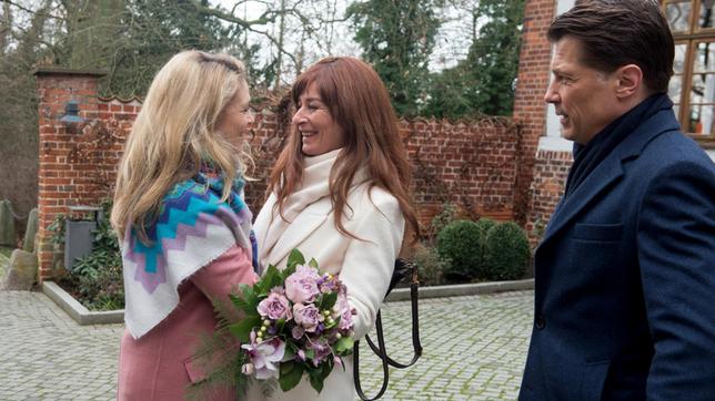 Hochzeit in Dänemark: Carla (Maria Fuchs) ist überglücklich, als Britta (Jelena Mitschke), trotz Bedenken gegen Gregor (Wolfram Grandezka) doch noch vor dem Standesamt auftaucht.