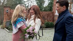 Hochzeit in Dänemark: Carla (Maria Fuchs) ist überglücklich, als Britta (Jelena Mitschke), trotz Bedenken gegen Gregor (Wolfram Grandezka) doch noch vor dem Standesamt auftaucht.