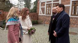 Hochzeit in Dänemark: Mit Britta (Jelena Mitschke) an ihrer Seite, fühlt Carla (Maria Fuchs) sich bereit Gregor (Wolfram Grandezka, r. mit Komparse) das Ja-Wort zu geben.
