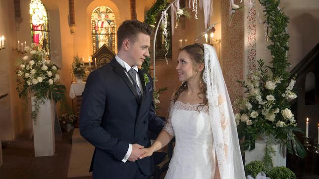 Bild: ARD/Nicole Manthey Hochzeit: Moritz (Felix Jordan) und Eteri (Marija Mauer) geben sich das Ja-Wort.