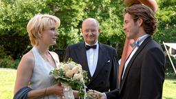 Hochzeit von Alice (Janette Rauch, l.) und Marc (Jan Hartmann, r.): Alice' Vater Konrad Albers (Rolf Nagel, M.) freut sich mit dem glücklichen Brautpaar.