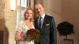 Hochzeit: Nora (Anne Moll, l.) und Arthur (Jochen Horst, r. ) geben sich auf dem Standesamt in Lüneburg das Ja-Wort. Ihre erste Hochzeit mussten Nora und Arthur dem Zeugenschutzprogramm opfern, doch ihre Gefühle füreinander waren stärker als ihre Angst vor den Morddrohungen. Als Arthur zum zweiten Mal um ihre Hand anhält, sagt Nora von Herzen Ja. Besonders glücklich ist Nora, dass sie in ihrem damaligen Brautkleid heiraten kann: Arthur hat das Brautkleid die ganzen Jahre über aufbewahrt.