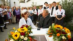 Hochzeit im Burgenland: Johanna (Brigitte Antonius v.l.) und Ferdi (Fritz von Friedl, v.r.) geben sich das "Ja-Wort".