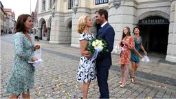 Standesamtliche Hochzeit: Tine (Maike Bollow, 2.v.l.) und Ole (Patrik Fichte, 3.v.r.) vor dem Rathaus in Lüneburg. Ihre Tochter Lotte (Anna Willecke, 2.v.r.) und die Freundinnen Jana (Jenny Jürgens, l.) und Merle (Anja Franke, r.) streuen Rosenblätter für das glückliche Brautpaar.