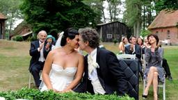 Hochzeit mit Hindernissen: Jan (Timothy Peach, r.) und Vera (Sandra Speichert, l.) geben sich  auf dem Gut von Gunter das Ja-Wort. Beim Hochzeitskuss applaudieren die Hochzeitsg√§ste (im HG v.l.n.r. Claus Dieter Clausnitzer, Brigitte Antonius, Anika Lehmann, Hermann Toelcke, Maria Fuchs, Anja Franke) begeistert.