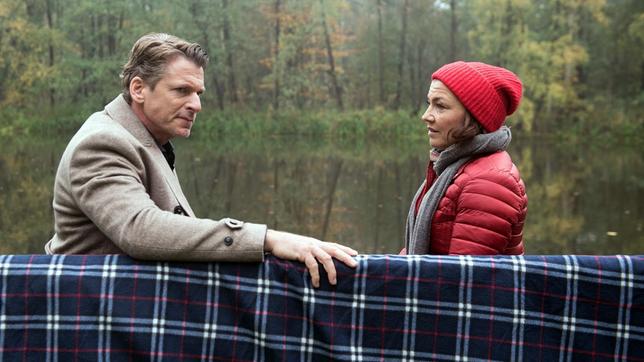 Ihr unbeschwertes Picknick erfährt eine Wende, als Henning (Herbert Ulrich) erfährt, wer Astrids (Claudia Schmutzler) heimliche Liebe war.
