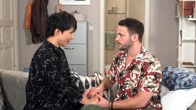 Bild: ARD/Nicole Manthey Im Überschwang der Gefühle macht Ellen (Yun Huang) David (Arne Rudolf) einen Heiratsantrag.