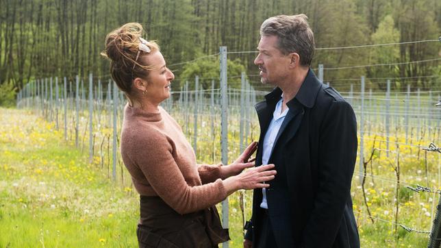 Bild: NDR/ARD/Nicole Manthey In seiner Überforderung stößt Ralf (Hardy Krüger) Carla (Maria Fuchs) unabsichtlich immer weiter vor den Kopf