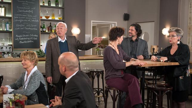 Bild: ARD/Nicole Manthey Inge (Peggy Lukac) ist gerührt, als Udo (Klaus Mikoleit) ihre Identität preisgibt und sie den verdienten Applaus bekommt (mit Anja Franke, 3.v.r., Gregory B. Waldis, 2.v.r. und Komparsen).