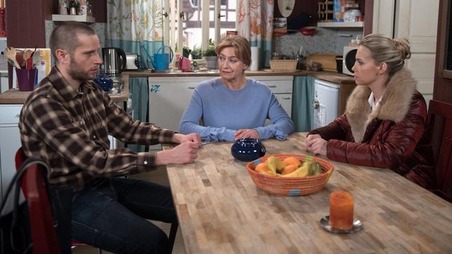 Bild: ARD/Nicole Manthey Inken (Tatjana Blacher) bespricht mit ihren Kindern Christian (Marlon Putzke) und Amelie (Lara-Isabelle Rentinck), Britta in ihr Testament aufzunehmen.