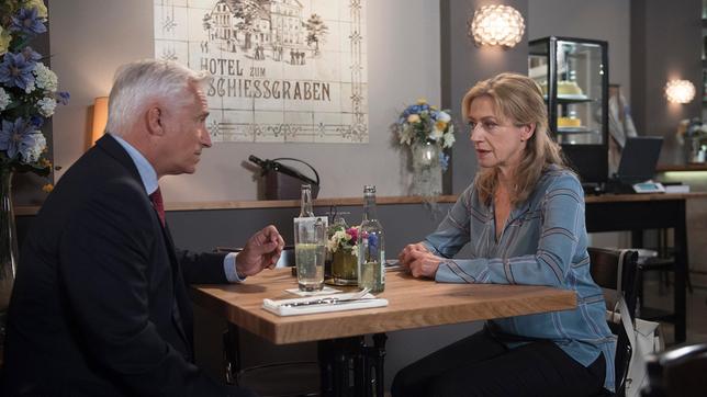 Bild: ARD/Nicole Manthey Inken (Tatjana Blacher) ist angetan von Thomas' (Gerry Hungbauer) Empathie.