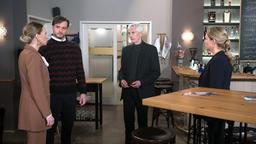 Jakob Fährmann (Mathieu Carrierè) gibt sich zu erkennen, als seine Kinder Britta (Jelena Mitschke), Amelie (Lara-Isabelle Rentinck) und Philip (Marc Schöttner, 2 v.l) drohen, im Zerwürfnis auseinanderzugehen.