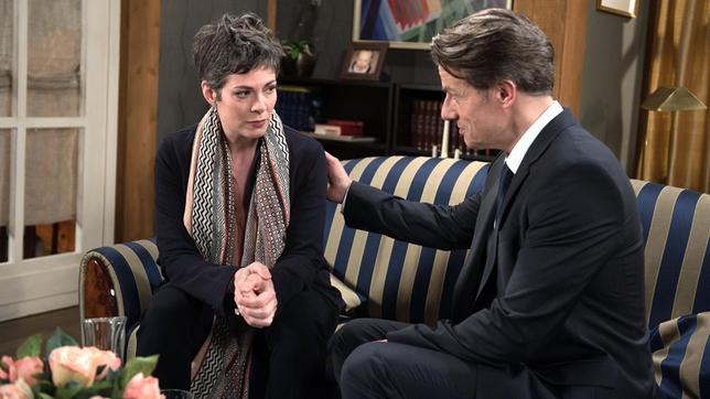 Bild: ARD/Nicole Manthey Jeff (Urs Remond) versteht es geschickt, vor Sydney (Cheryl Shepard) jegliches Problem bei der Finanzierung von „The Castle“ zu leugnen.