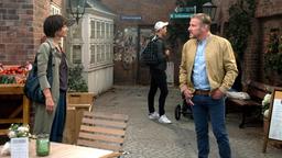 Jens (Martin Luding, r. mit Komparse, h.) bietet Merle (Anja Franke) an, ihr bei der Suche nach einem Hof-Untermieter zu helfen.