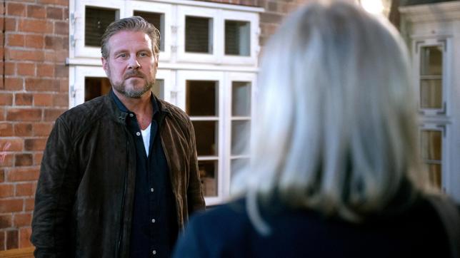Jens (Martin Luding) erkennt, dass Mona (Jana Hora-Goosmann) ausgerechnet mit Andreas zusammen ist.