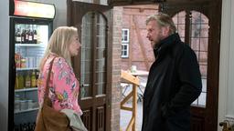 Jens (Martin Luding) erzählt Mona (Jana Hora-Goosmann), dass er glaubt, seine Schwester Anke auf dem Salzmarkt gesehen zu haben.