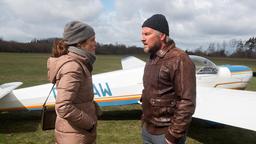 Jens (Martin Luding) lässt sich von der verzweifelten Tatjana (Judith Sehrbrock) überreden, trotz fehlender Wartung mit seiner eigenen Maschine zu fliegen.