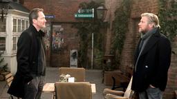 Jens (Martin Luding) reagiert reserviert, als Andreas (Herbert Schäfer) ihn über Paul ausfragt.