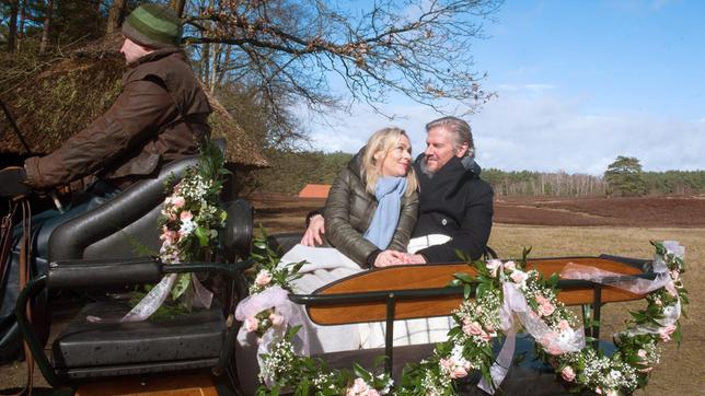 Bild: ARD/Nicole Manthey Jens (Martin Luding) und Mona (Jana Hora-Goosmann) genießen ihr Glück, bei einer Kutschfahrt, in vollen Zügen.