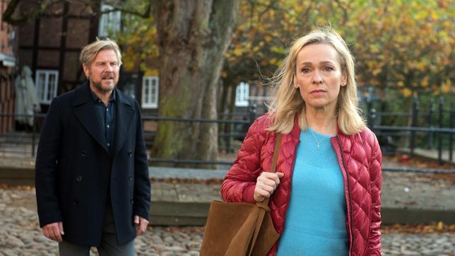 Bild: ARD/Nicole Manthey Jens (Martin Luding) versichert Mona (Jana Hora-Goosmann), dass seine Ehe mit Lin nur noch auf dem Papier existiert.