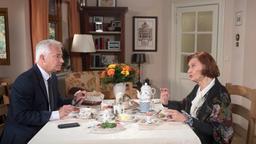Johanna (Brigitte Antonius) schlägt Thomas (Gerry Hungbauer) vor, Sandra zum Essen einzuladen.