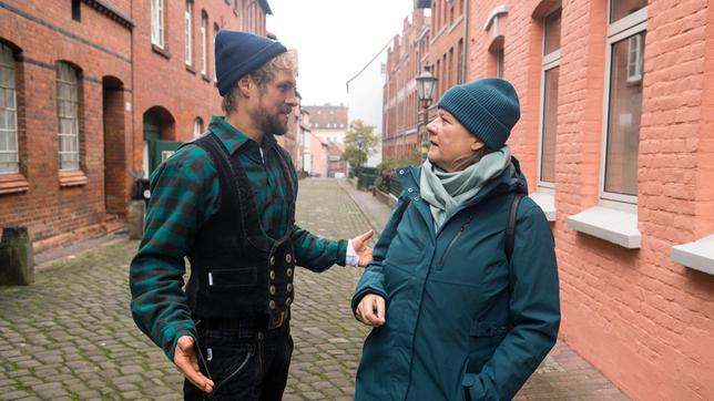 Jorik (Remo Schulze) ist angetan von Amelie und sieht seiner Zukunft in Lüneburg optimistisch entgegen. Mit Silke (Anna Bardorf)