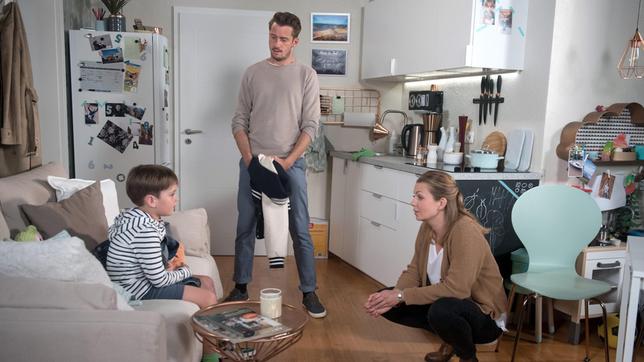 Bild: ARD/Nicole Manthey Judith (Katrin Ingendoh) fällt ein Stein vom Herzen, als Alex (Philipp Oliver Baumgarten) ihr eine Chance gibt und Oskar (Lenny K., l.) zurückbringt.
