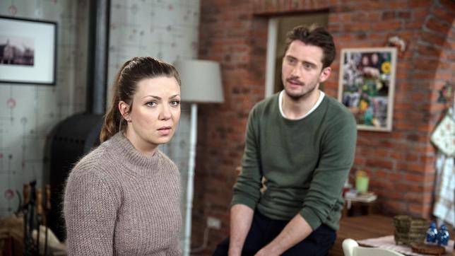 Bild: ARD/Nicole Manthey Judith (Katrin Ingendoh) hofft nach ihrer vorgeblichen Fehlgeburt weiterhin, dass auch Alex (Philipp Oliver Baumgarten) sich ein zweites Kind wünscht.