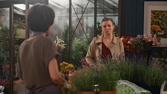 Bild: ARD/Nicole Manthey Judith (Katrin Ingendoh) wird nach einem folgenschweren Fehler in der Wäscherei fristlos gekündigt. Merle (Anja Franke) ist in der Stunde der Not für sie da.