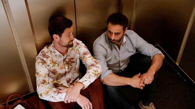 Bild: ARD Julius (Jan Stapelfeldt) und Mo (Yunus Cumartpay) bleiben zusammen im Hotelfahrstuhl stecken.