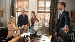 Katrin (Nicole Ernst) erlebt mit Florian (Stefan Plepp) einen schönen Familien-Moment, als sie stolz Mias (Leonie Beuthner) Ausbildungsvertrag unterschreibt (mit Thore Lüthje).