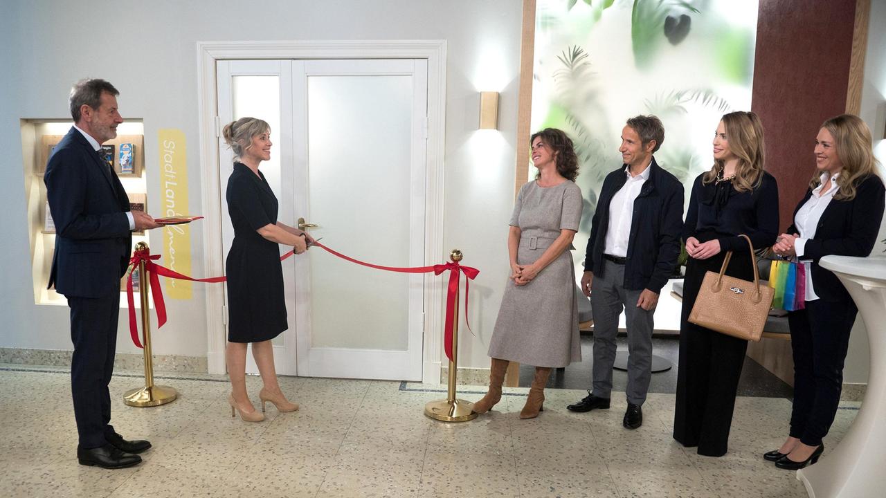 Katrin (Nicole Ernst) eröffnet vor Gunter (Hermann Toelcke), Anke (Anne Brendler), Florian (Stefan Plepp), Amelie (Lara-Isabelle Rentinck) und Britta (Jelena Mitschke) ihr Tourismusbüro.