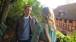 Katrin (Nicole Ernst) ist erleichtert, dass Florian (Stefan Plepp) ihr nichts nachträgt.