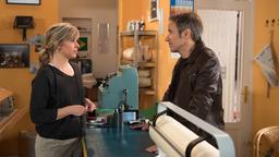 Katrin (Nicole Ernst) spricht mit Florian (Stefan Plepp) über ihre Sorge, sich von Franzi entfremdet zu haben.