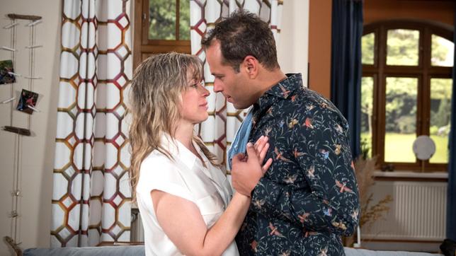 Bild: ARD/Nicole Manthey Katrin (Nicole Ernst) und Leo (Daniel Hartwig) geben sich einem ersten, zarten Kuss hin.