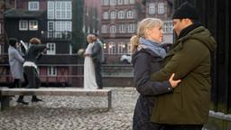 Katrin (Nicole Ernst) und Leo (Daniel Hartwig) stellen lachend fest, dass sie keine Hochzeit brauchen um miteinander glücklich zu sein (mit Kompas:innen).