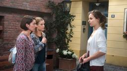 Kim (Hedi Honert) erzählt Eliane (Samantha Viana) und Edda (Leonie Landa) traurig, dass sie die schöne Kette von Patrick verloren hat und verzweifelt danach sucht.