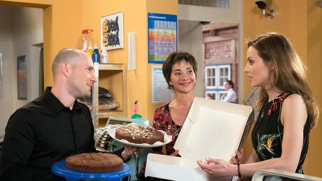 Bild: ARD/Nicole Manthey Kim (Hedi Honert) und Merle (Anja Franke) buhlen um die Dienste von Tanzlehrer René (Oliver Petszokat).