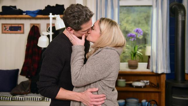 Bild: ARD/Nicole Manthey Kurz vor Lukes (Oliver Franck) Abreise nach Basel nimmt Britta (Jelena Mitschke) ihr Herz in die Hand – und küsst ihn.