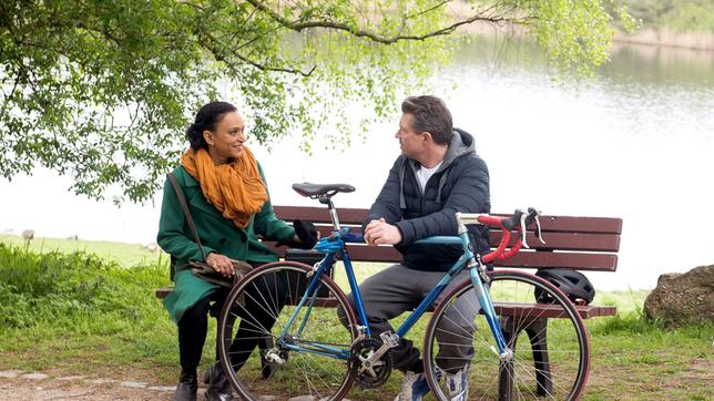 Langsam öffnen sich Anette (Sarah Masuch) und Ralf (Hardy Krüger) einander