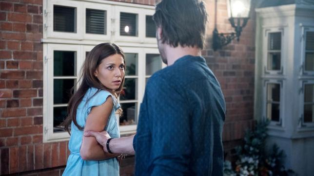 Leonie (Lena Meckel) bekommt es mit der Angst zu tun, als Dominik (Daniel Axt) sie unerwartet mit einem Sorgerechtsstreit um das ungeborene Kind konfrontiert.