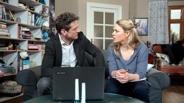 Bild: ARD/Nicole Manthey Luke (Oliver Franck) ist frustriert, dass ihm als Vorbestraftem eine Kreditaufnahme zum Kauf seines Kontorhaus-Teiles verwehrt bleibt. Hat Britta (Jelena Mitschke) eine Lösung?