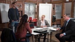 Luke (Oliver Frank), Tina (Katja Frenzel) und Torben (Joachim Kretzer), warten darauf, dass Britta (Jelena Mitschke) den Kaufvertrag für das Kontorhaus unterschreibt.