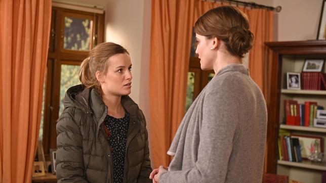 Bild: ARD/Nicole Manthey Madeleine (Rike Schmid) fordert von Edda (Leonie Landa), dass diese ein Treffen mit Arthur arrangiert.