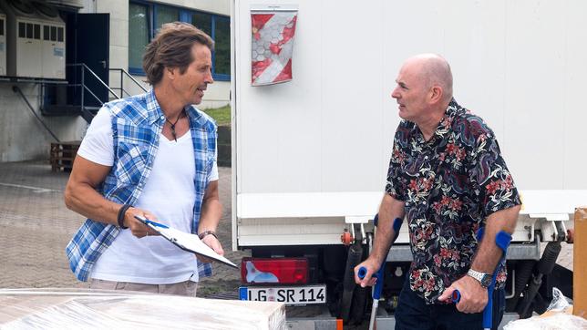 Bild: NDR/ARD/Nicole Manthey Malte (Marcus Bluhm) muss erschrocken feststellen, dass die Drogen-Ladung nicht aufgetaucht ist. Mit Ben (Hakim Michael Meziani)