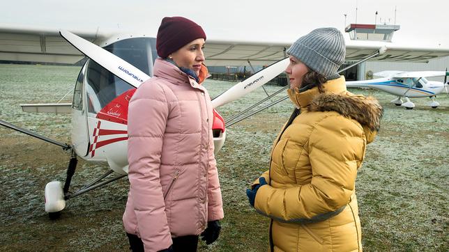 Bild: ARD/Nicole Manthey Margret (Solveig August) beschließt, die Ausbildung zur Pilotin abzubrechen (mit Katja Preuß).